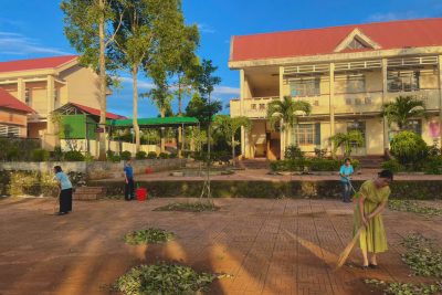 Công tác tổng dọn vệ sinh sau bão số 13 tại trường THCS Trần Phú